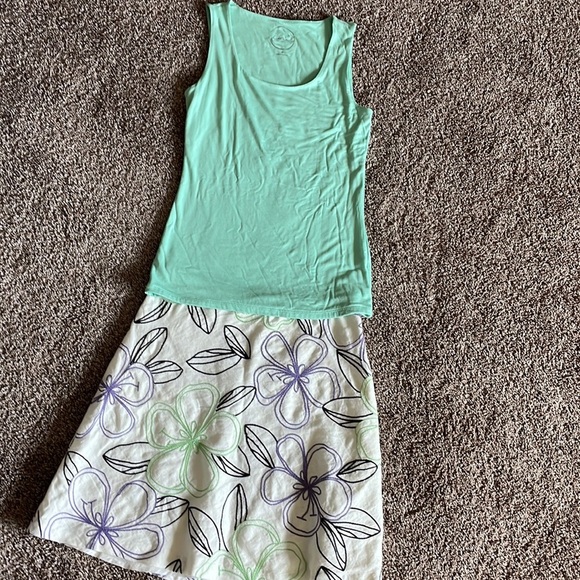 Ann Taylor LOFT White Skirt with embroidered floral design - Picture 5 of 5